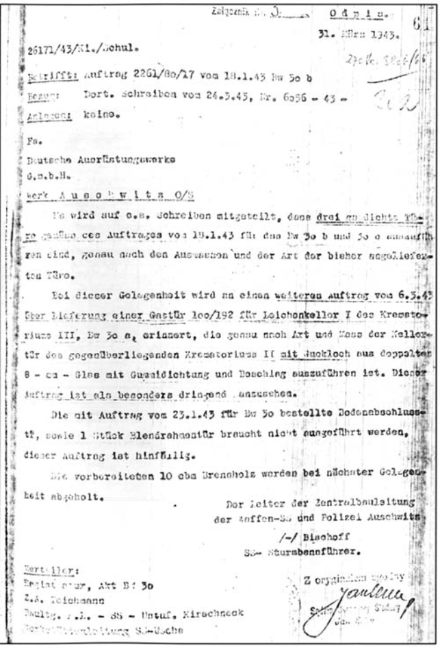 Ein Schreiben vom 31. März 1943 erinnert die Deutschen Ausrüstungswerke an eine Bestellung vom 6. März 1943 über eine Tür für das Krematorium III im Maß von 192cm mal 100cm. Das von SS-Sturmbannführer Karl Bischoff unterzeichnete Dokument verlangt ausdrücklich, dass die Tür mit einem Guckloch aus 8 mm starkem Doppelglas, Gummidichtungen und einem passenden Beschlag versehen sein soll.