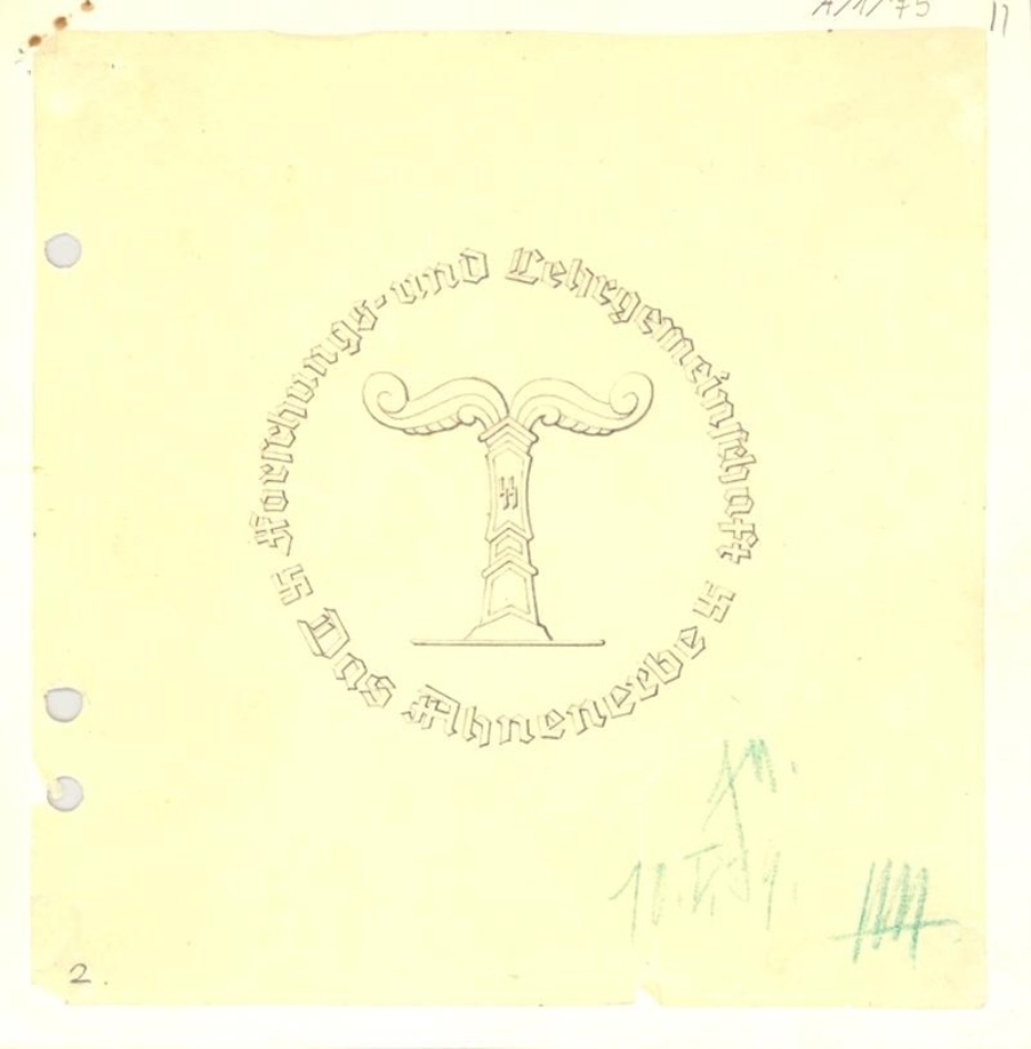 Emblem des Ahnenerbes. Auf gelbem Hintergrund prangerte die Irminsul, umgeben von einem kreisförmigen Schrifzug.