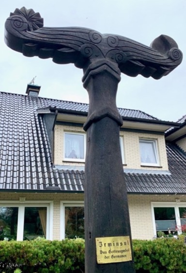Foto der Irminsul im Vorgarten.