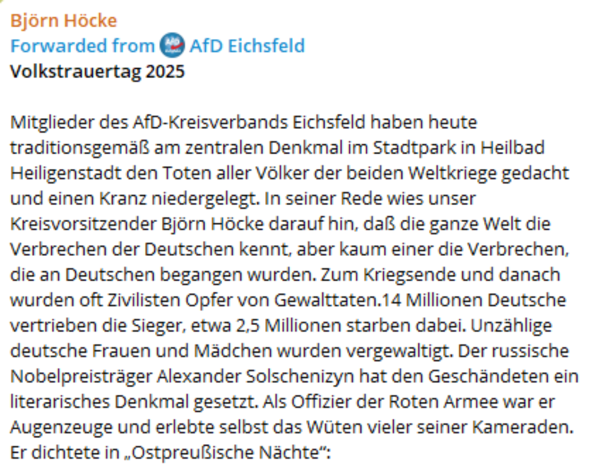 Bjrön Höcke legte am Volkstrauertag zusammen mit anderen AfD-Mitgliedern im Eichsfeld Kränze ab. In seiner Rede verbreitete er die Zahl von 2,5 Millionen deutschen Opfern von Flucht und Vertreibung. 