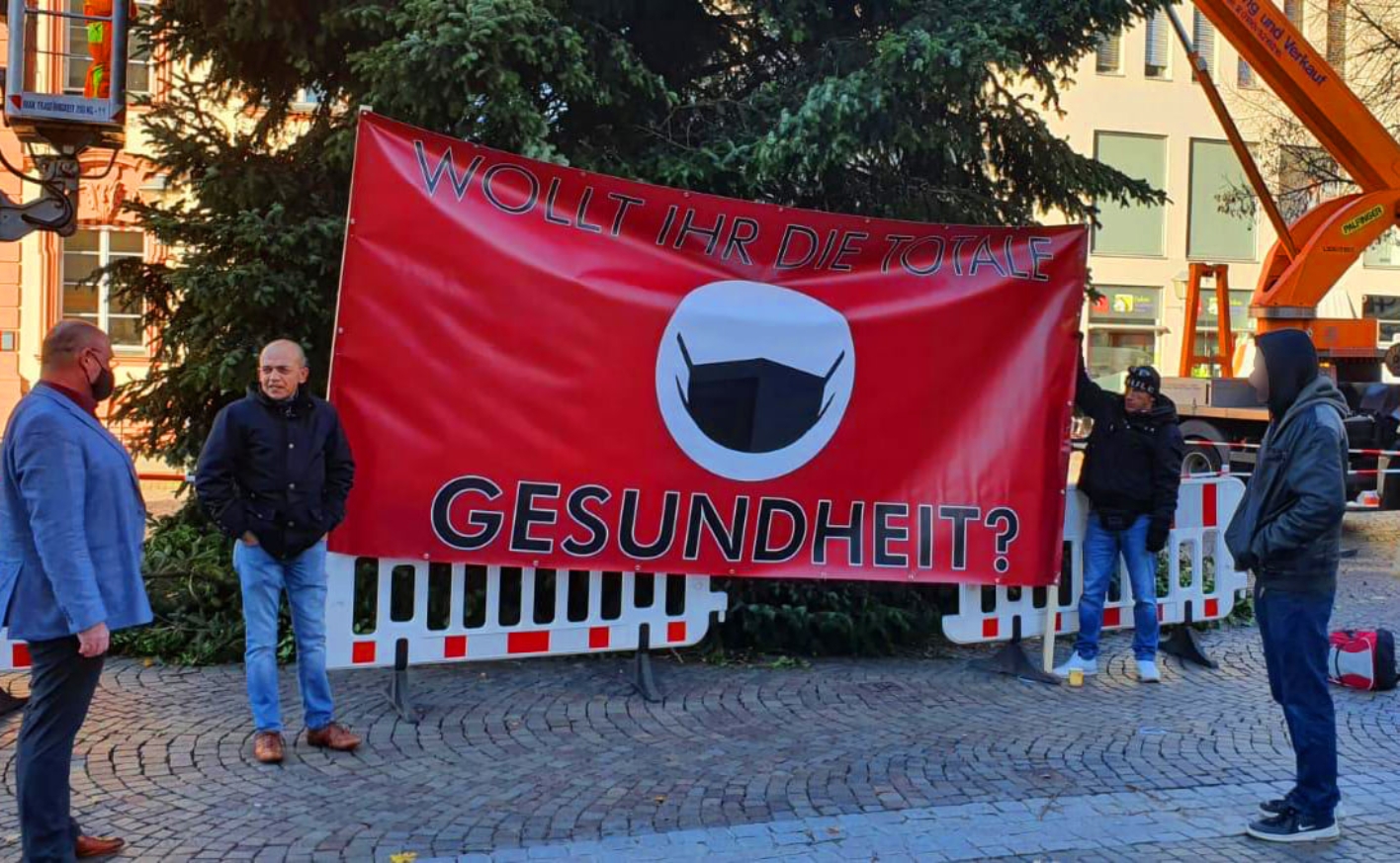 Im November 2020 demonstrierte Maygutiak mit einem Banner gegen die Corona-Schutzverordnungen, das bewusst an die Gestaltung der nationalsozialistischen Hakenkreuzfahne angelehnt war. Die Fahne ist rot und wird links und rechts durch Stäbe gespannt gehalten. In der Mitte befindet sich ein weißer Kreis, in dem ein schwarzer Mund-Nasen-Schutz abgebildet ist. Darüber und darunter steht der Schriftzug „Wollt ihr die totale Gesundheit?“. Maygutiak steht links neben dem Banner.