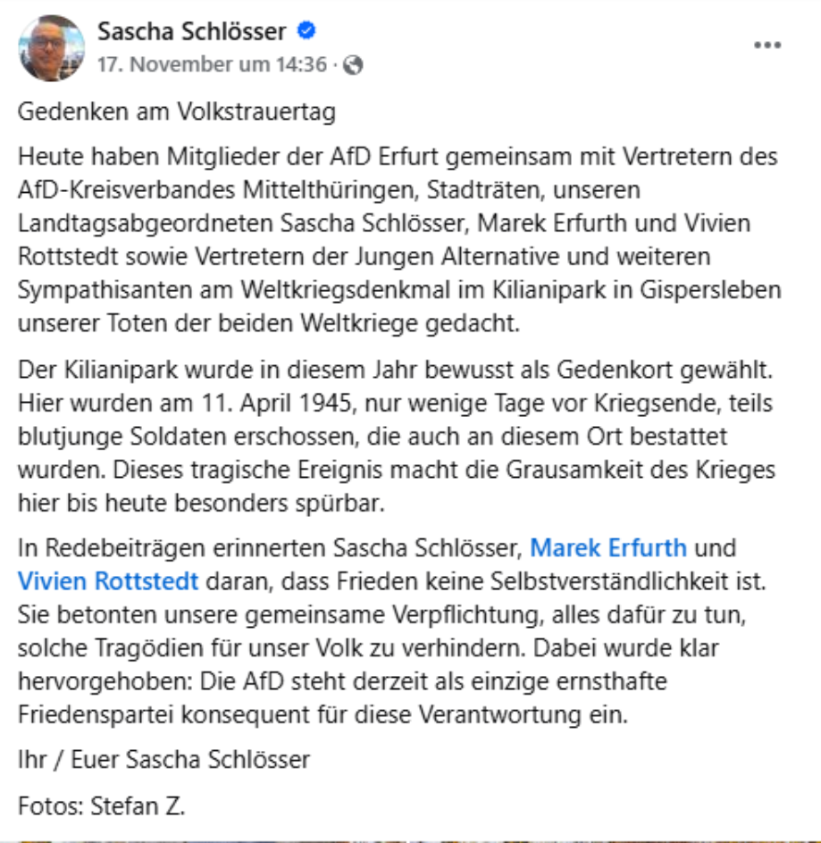 Sascha Schlösser legte gemeinsam mit Parteikolleg:innen anlässlich des Volkstrauertags Kränze am Kriegerdenkmal im Kilanipark nieder. In unmittelbarer Nähe des Denkmals erinnert die Gedenktafel an die 45 „blutjungen Soldaten“. Laut Schlösser wurde der Kilanipark aus diesem Grund als Gedenkort für die Veranstaltung ausgewählt.