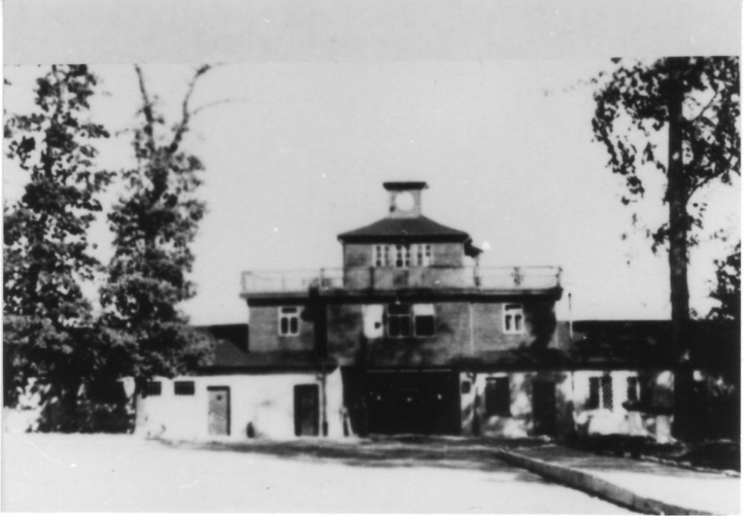 Das Torgebäude des Konzentrationslager. Der Durchgang ist mit Holz verkleidet. Der Schriftzug "Jedem das seine" ist nicht mehr sichtbar.