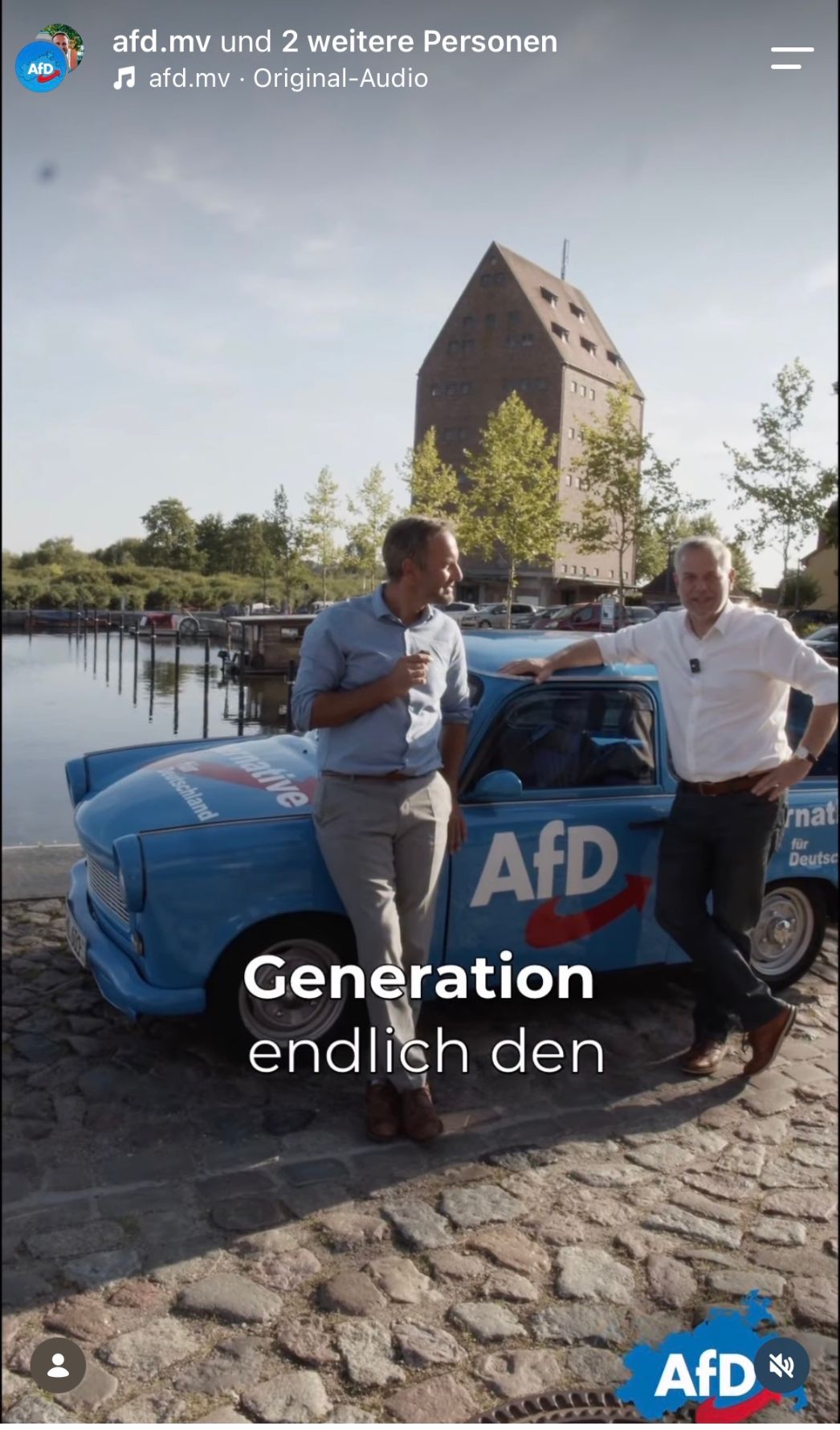 Spitzenkandidat Enrico Schult zusammen mit Leif-Erik Holm vor dem blauen Trabant 601. Quelle: Screenshot, https://www.instagram.com/p/Dcvs3CIgjK0/, aufgerufen am 03.09.2026.