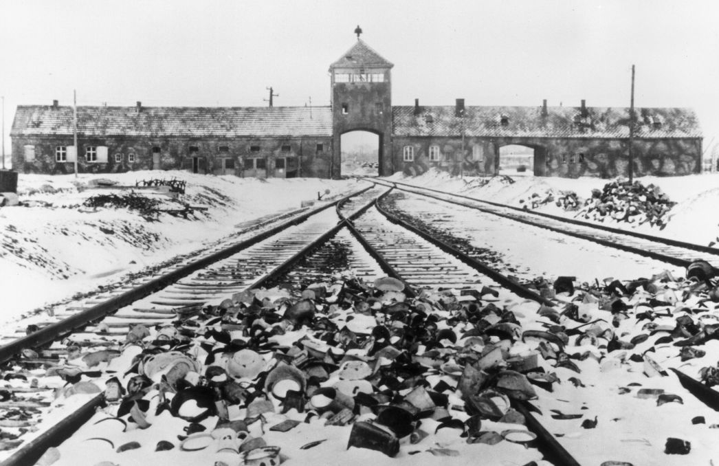 Im Februar oder März 1945, kurz nach der Befreiung des Lagers, fotografierte Stanislaw Mucha das Torhaus von Auschwitz-Birkenau.