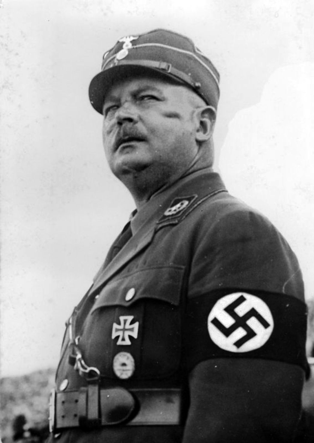 Ernst Röhm, SA-Führer und Duz-Freund Adolf Hitlers, im August 1933. Er trägt SA-Uniform und Kappe und hat eine Narbe auf der linken Wange.