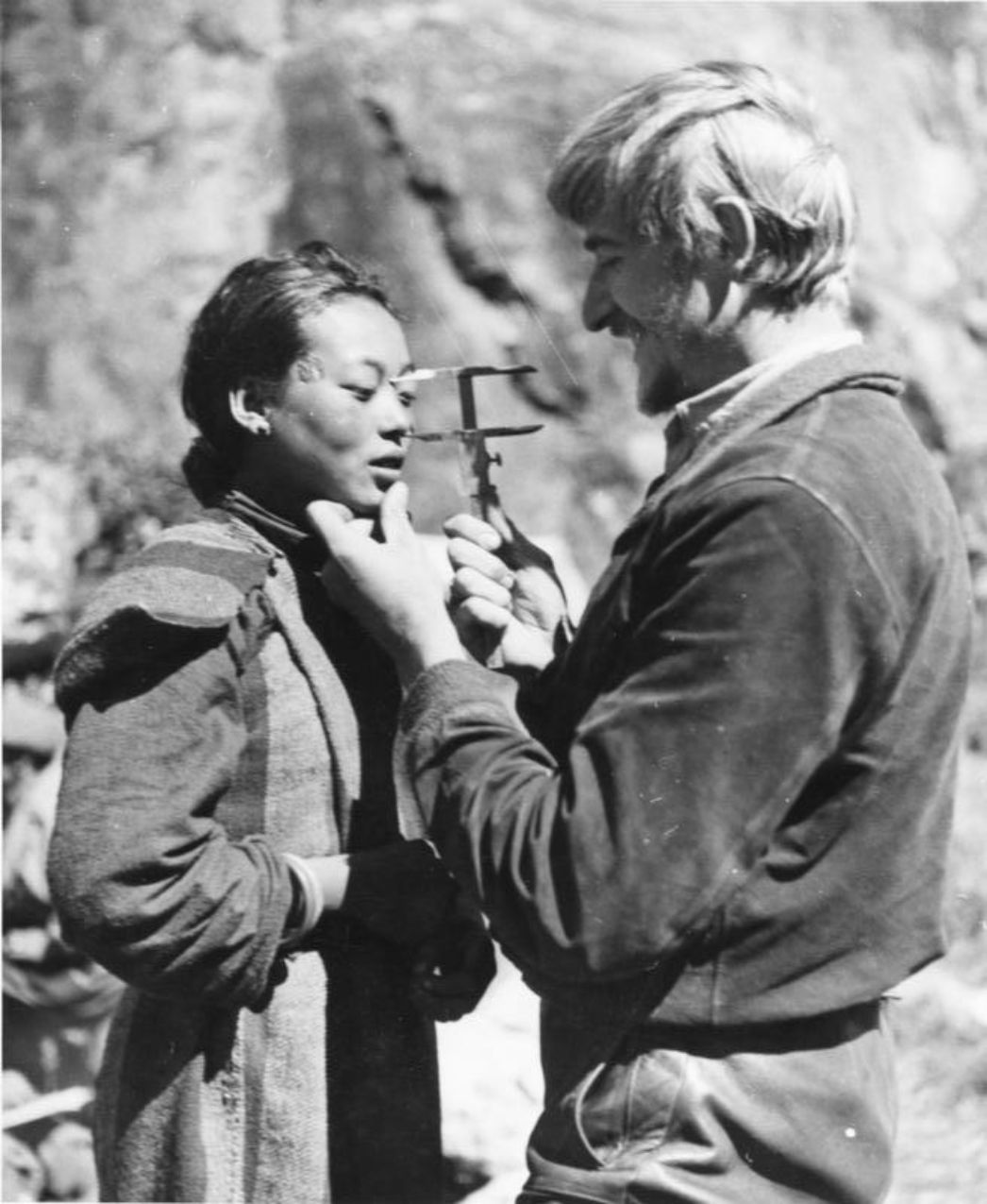 Bruno Beger bei einer Schädelvermessung während der Tibet Expedition. 