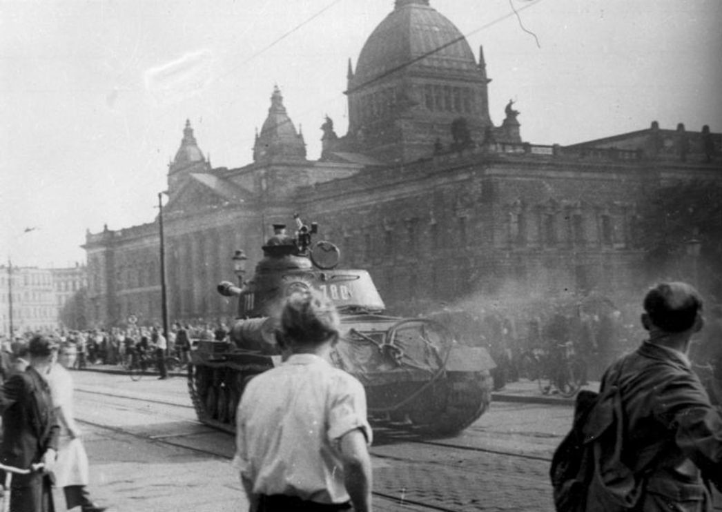 Sowjetischer IS-2-Panzer vor dem heutigen Bundesverwaltungsgericht in Leipzig am 17. Juni 1953.