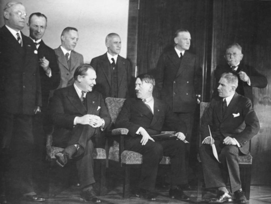 Das Kabinett Hitler. Sitzend von links nach rechts: Herman Göring, Adolf Hilter, Franz von Papen (parteilos). Dahinter stehend von links nach rechts: Franz Seldte, Günther Gereke, Lutz Graf Schwerin von Krosigk, Wilhelm Frick, Werner von Blomberg und Alfred Hugenberg.