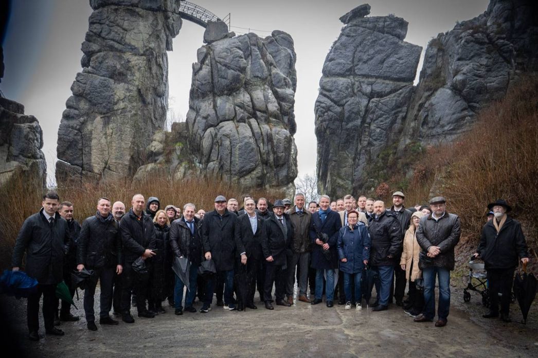 Gruppenfoto an den Externsteinen vom 22. Februar 2026, zu sehen sind etwa Matthias Helferich, Christian Zaum und Björn Höcke (Download aus dem Telegram-Kanal von Matthias Helferich am 24. Februar 2026)