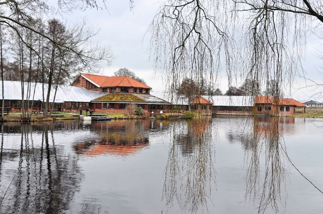 Blick auf das Haupthaus der Historisch-Ökologischen Bildungsstätte in Papenburg.