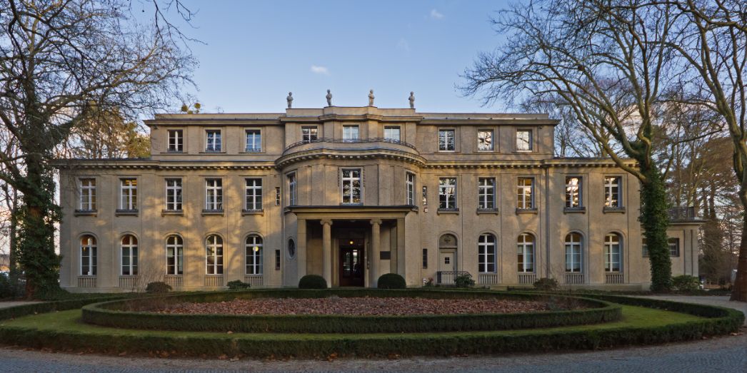 Die Villa, in der die Wannsee-Konferenz am 20. Januar 1942 abgehalten wurde, beherbergt heute die Gedenkstätte „Haus der Wannseekonferenz".