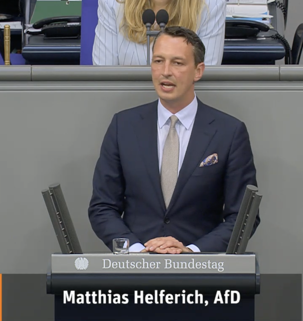 Matthias Helferich (AfD) bei seiner Rede am 25. Juni 2026 zum Gedenktag für die Opfer von Flucht und Vertreibung. Quelle: Screenshot, https://www.bundestag.de/mediathek/video?videoid=7655031, aufgenommen am 28.07.2026. 