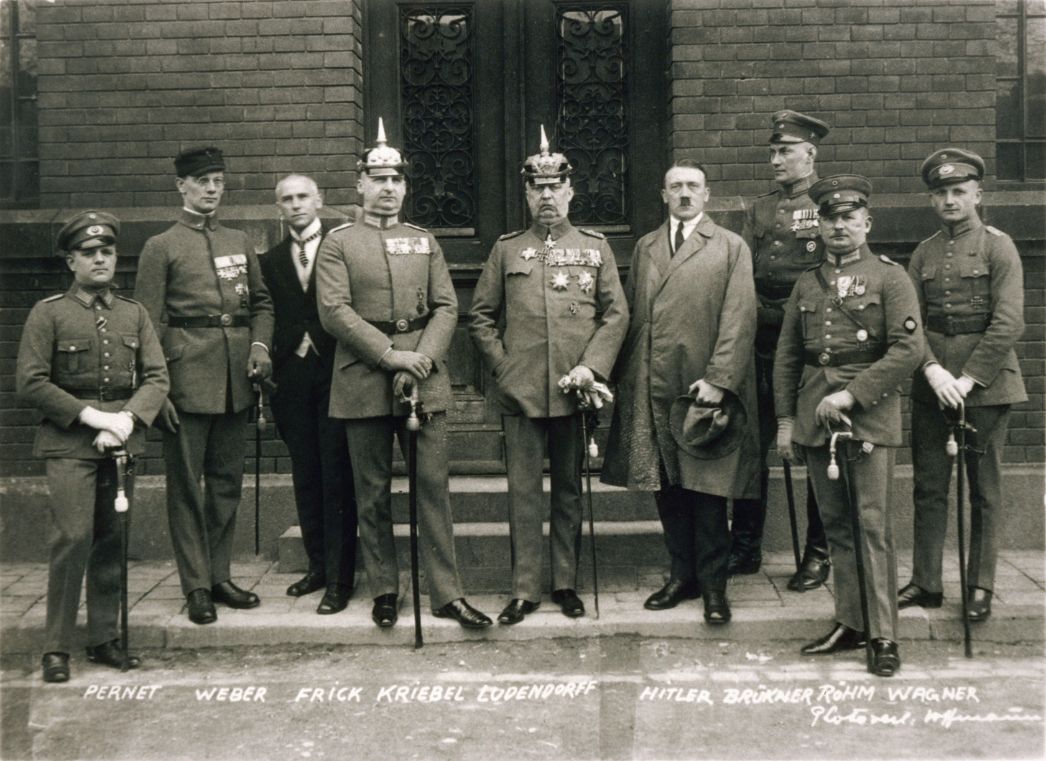 Ernst Röhm (vorne rechts) zusammen mit Adolf Hitler (links daneben) nach der Urteilsverkündigung 1924 in Folge des Putsches in München (1923). 