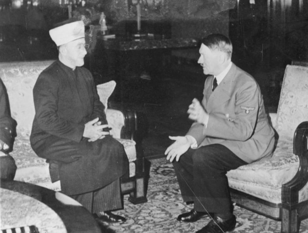 Der Großmufti von Jerusalem, Amin al-Husseini, zu Besuch bei Adolf Hitler im November 1941 in Berlin. 