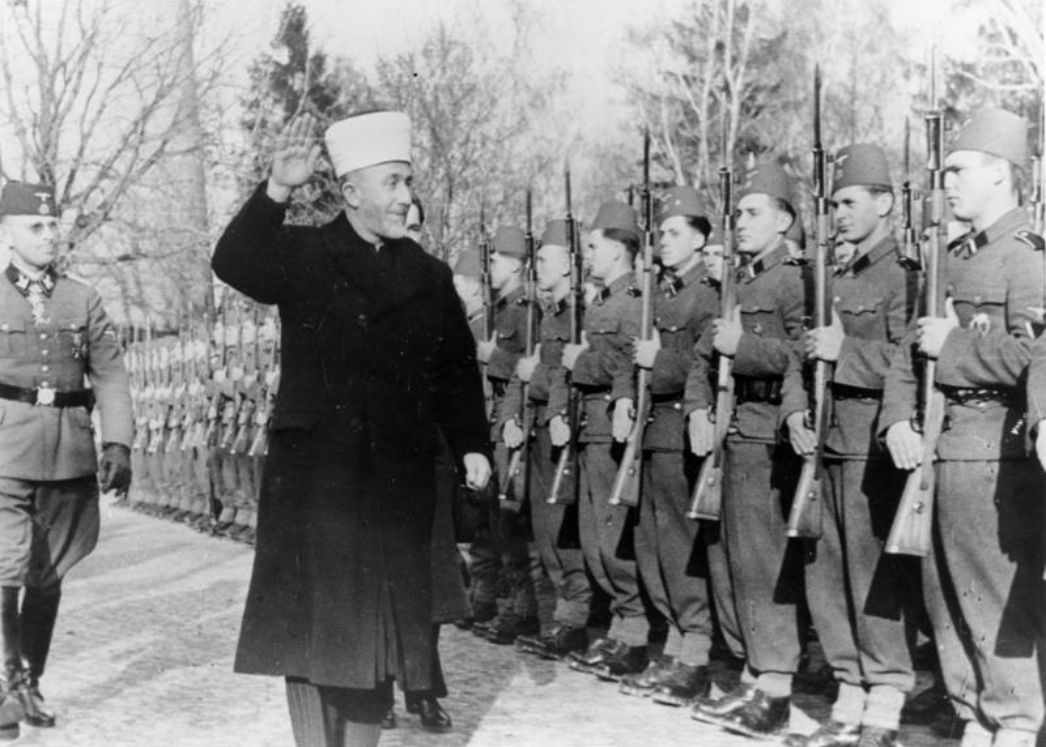 Amin al-Husseini 1943 bei der Inspektion einer bosnischen SS-Einheit.