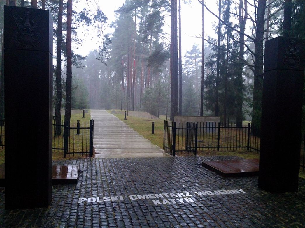 Blick auf den Eingang in den polnischen Ehrenfriedhof Katyn im Jahr 2013.