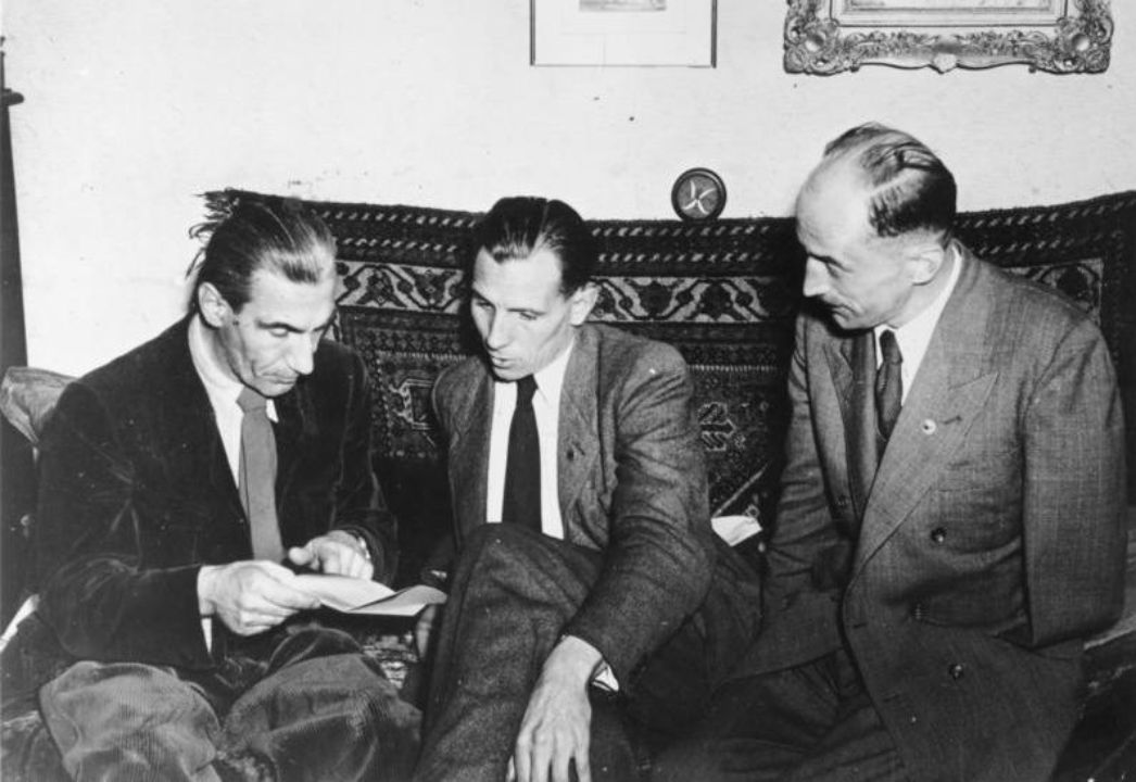 Die Führung der SRP im Jahr 1952 (von links nach rechts): Der ehemalige Schulungsleiter einer NS-Ordensburg und 1. Vorsitzende Fritz Dorls, der ehemalige Generalmajor und 2. Vorsitzende Otto Ernst Remer sowie der ehemalige SS- und HJ-Führer Wolf Graf von Westarp. 