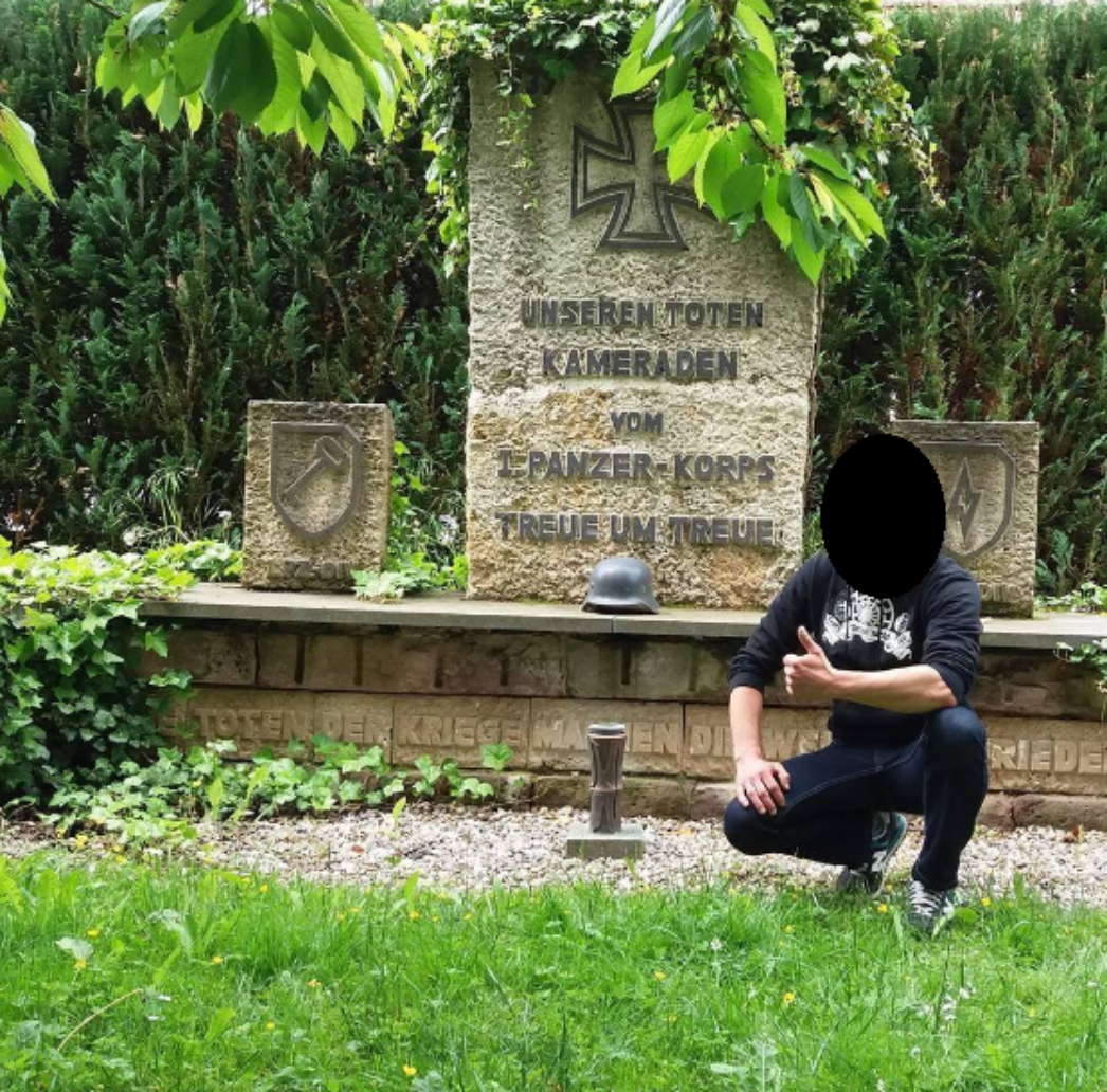 Das neu errichtete Denkmal in Fretterode auf dem Grundstück von Thorsten Heise ist optisch stark an das Original angelegt. Auch hier finden sich die Symbole der beiden Divisionen. 