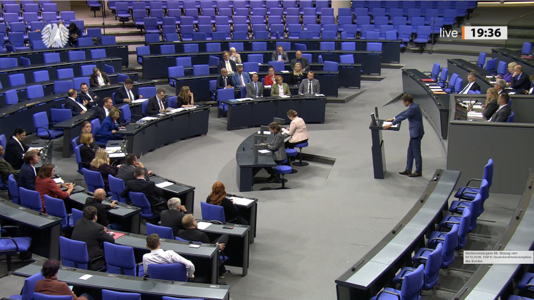 Debatte über die beiden AfD-Anträge zur Neuausrichtung der deutschen Erinnerungskultur und zur Einrichtung von Kulturschutzgebieten im Deutschen Bundestag am 7. Oktober 2026. Screenshot aus der Aufnahme: www.bundestag.de/dokumente/textarchiv/2026/kw41-de-erinnerungskultur-1217518