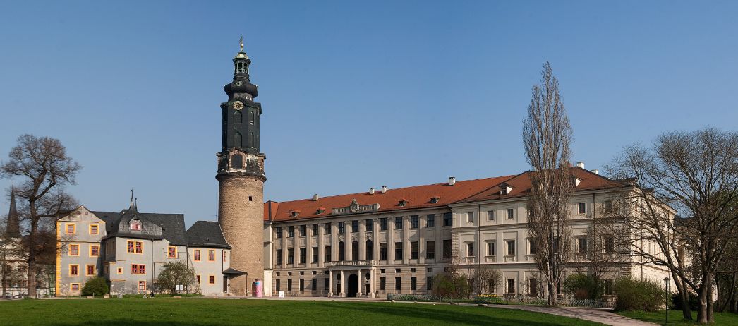 Blick auf das Weimarer Stadtschloss mit Schlossturm. 