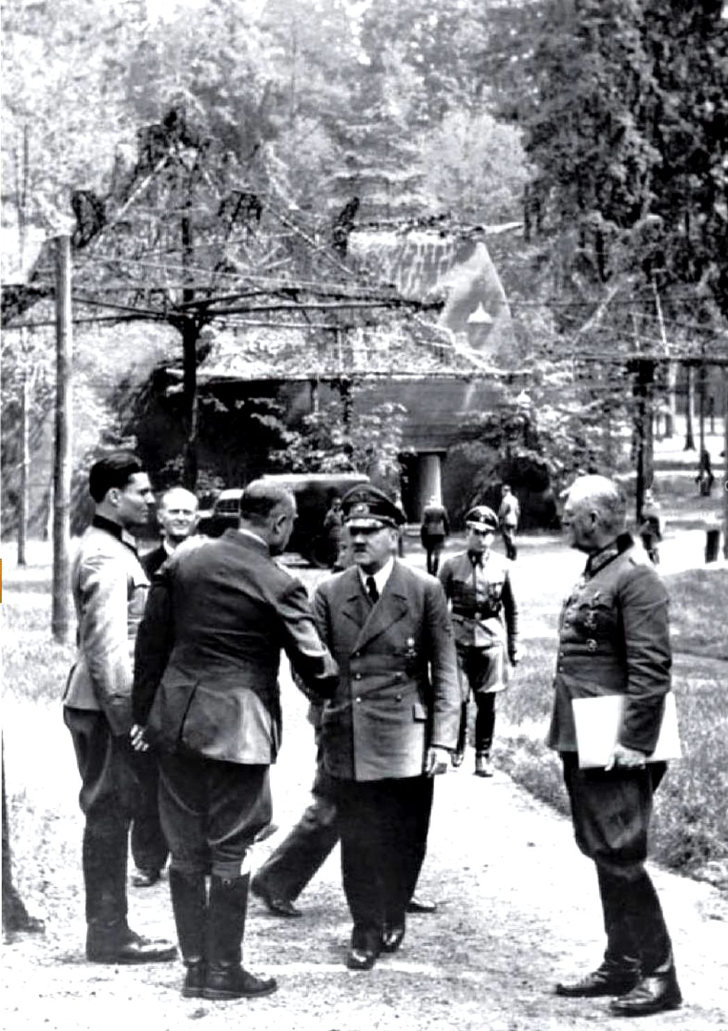 Auf dem Foto zusehen sind Stauffenberg (links) am 15. Juli 1944 mit Adolf Hitler und OKW-Chef Wilhelm Keitel (rechts) in der "Wolfsschanze". 