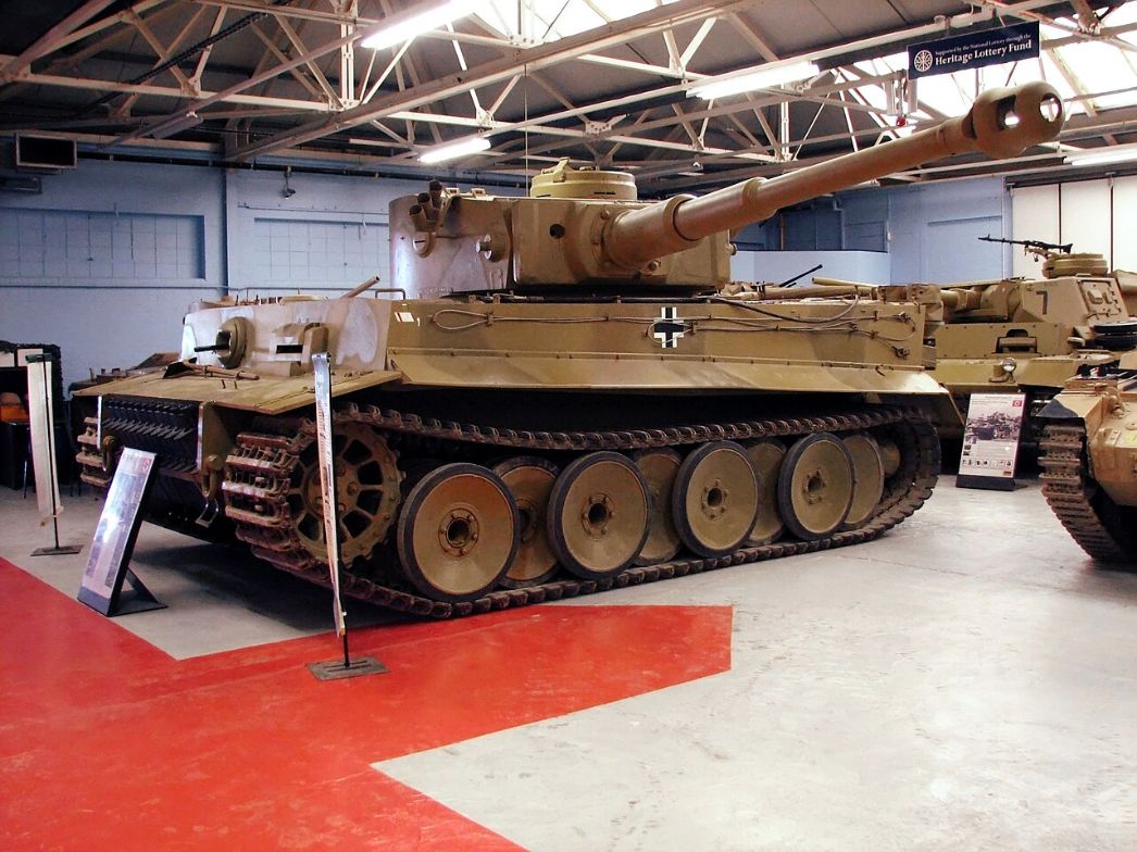 Tiger 131, der weltweit einzige fahrtüchtige Tiger I, im britischen Panzermuseum Bovington. Das Museum beherbergt über 300 gepanzerte Fahrzeuge und ist besonders bei Militärtechnik-Enthusiasten beliebt. Neben publikumswirksamen Tank-Vorführungen werden auch historisch-politische Bildungsprogramme angeboten.