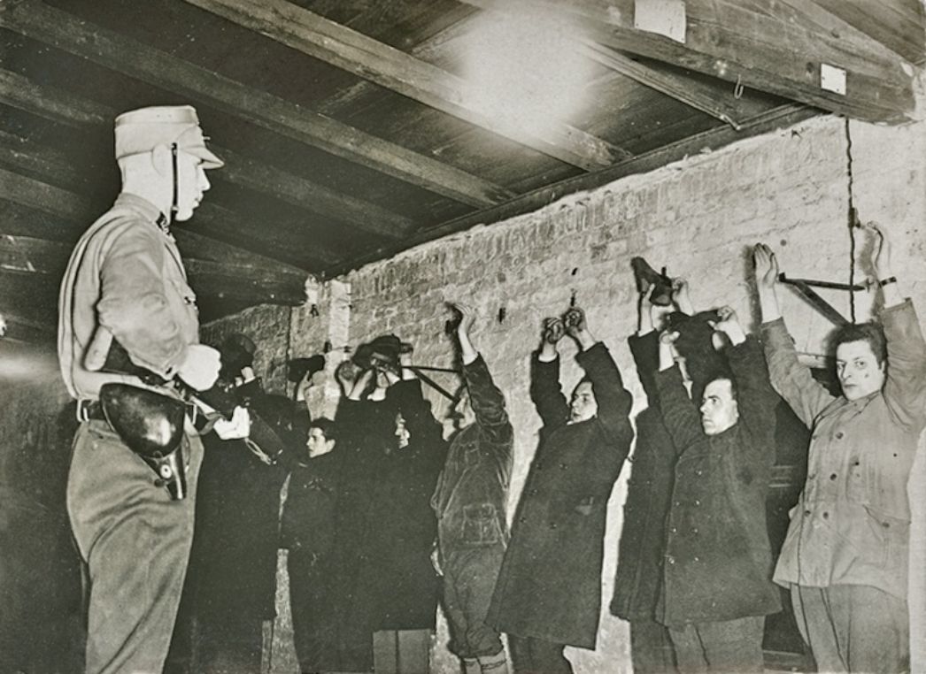 Ein SA-Mann verhaftet Kommunisten nach den Reichstagwahlen am 6. März 1933. 