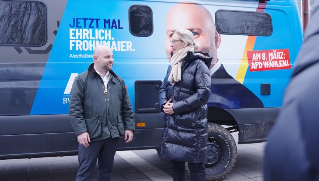 Markus Frohnmaier und Alice Weidel vor einem Wahlkampfmobil bei einer Veranstaltung in Böblingen.