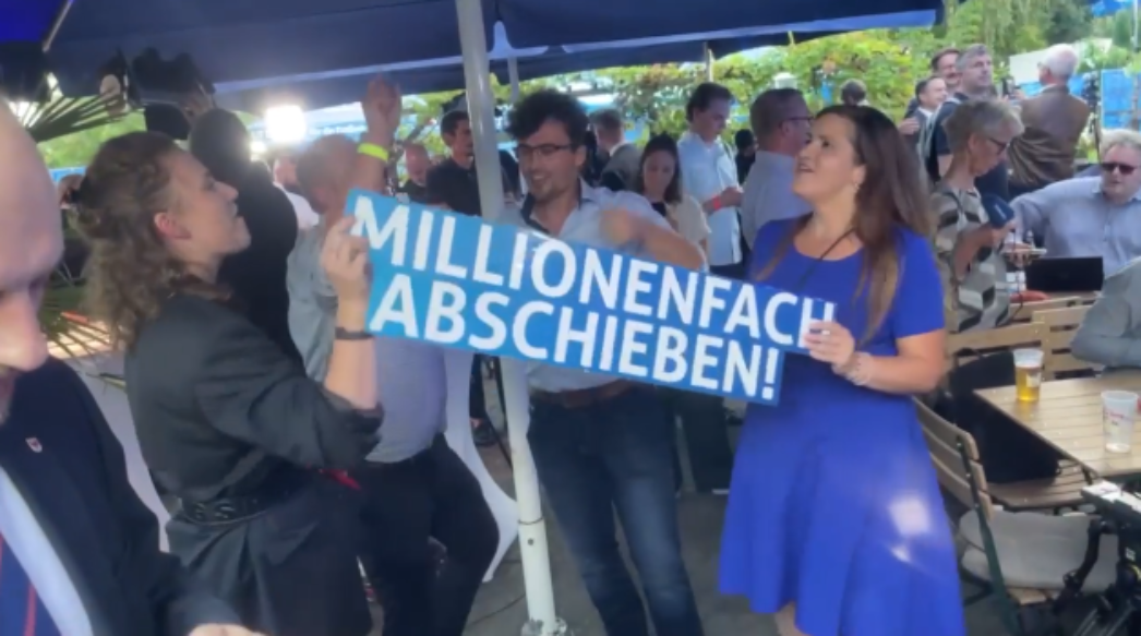 Auf der Wahlparty nach der Landtagswahl 2024 in Brandenburg feierten das anwesende AfD- bzw. JA-Personal mit "Hey- das geht ab, wir schieben sie alle ab". Der Song stammt ursprünglich von "Die Atzen" und wurde von einer KI um die rassistische Parole erweitert. Ein Vorgeschmack auf "blaue Kulturpolitik"?