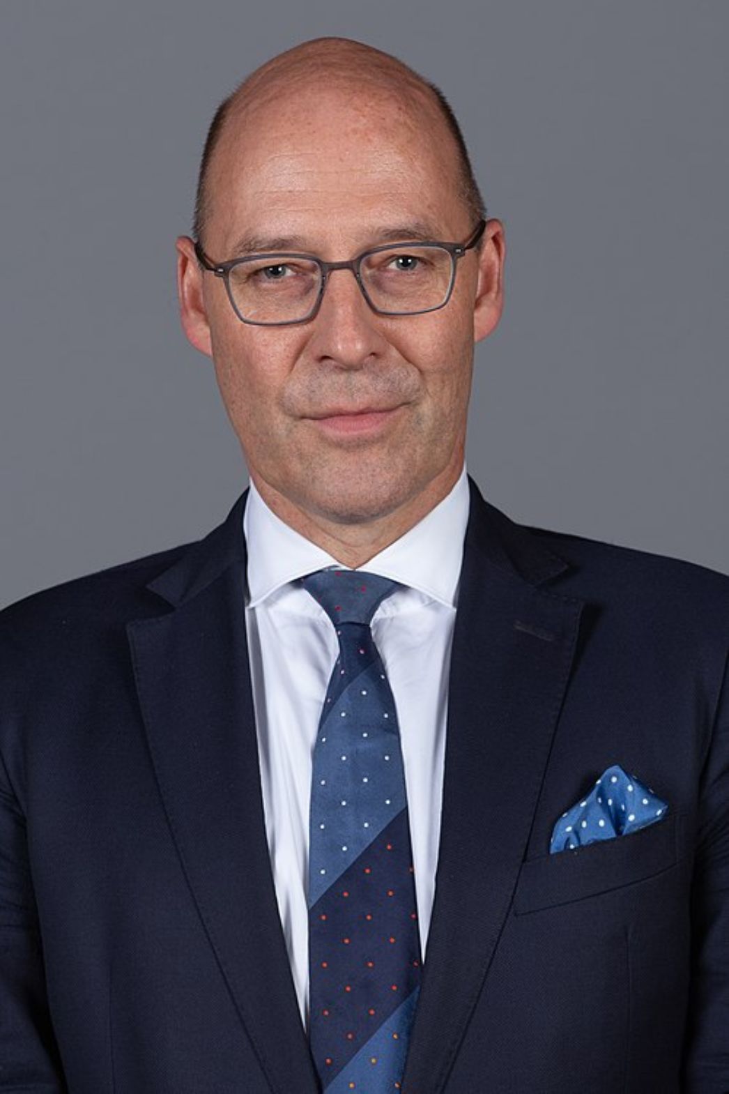 Der 1967 in Leipzig geborene Alexander Wolf ist seit 2025 Mitglied des Deutschen Bundestages, blickt aber bereits auf eine lange Karriere in der politischen Rechten zurück. Neben seinem burschenschaftlichen Engagement schrieb er für die "Junge Freiheit" und war Mitglieder der die Partei "Die Republikaner".