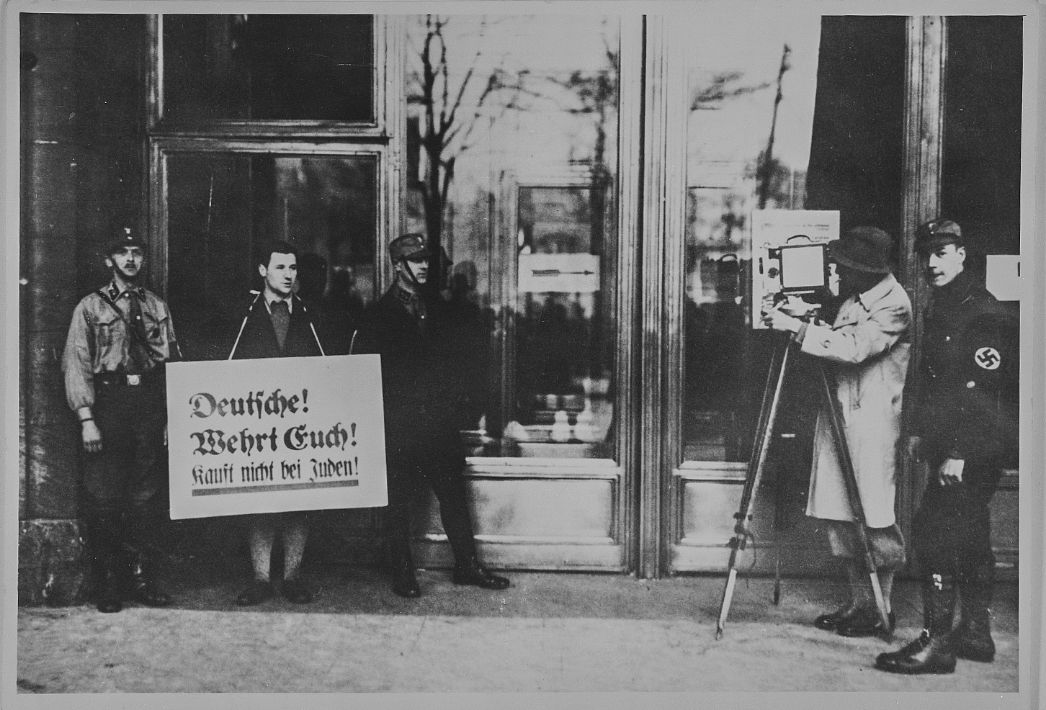 Boykottaktion der Nationalsozialisten gegen jüdische Geschäfte im Jahr 1933.