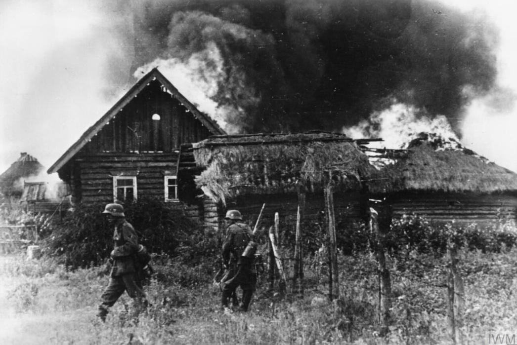 Deutsche Soldaten brennen ein sowjetisches Dorf während der "Operation Barbarossa" im Sommer 1941 nieder.