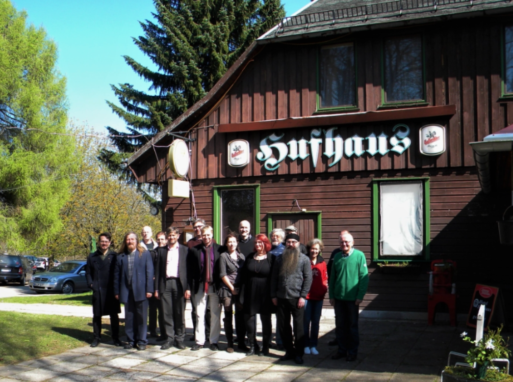 Der Arbeitskreis für Deutsche Dichtung 2017 bei seiner Tagung mit Uwe Lammla (2. von links) vor der rechtsextremen Immobilie "Hufhaus" in Illfeld im Südharz. Die Tagung sollte ursprünglich in Duderstadt stattfinden - durch einen anonym Hinweis jedoch machte der Gastgeber von seinem Hausrecht Gebrauch und warf die "Deutschen" Dichter raus. Der aus der bündischen Bewegung stammende Arbeitskreis ist seit dem Ableben von Uew Lammla ohne Vorsitzenden. 