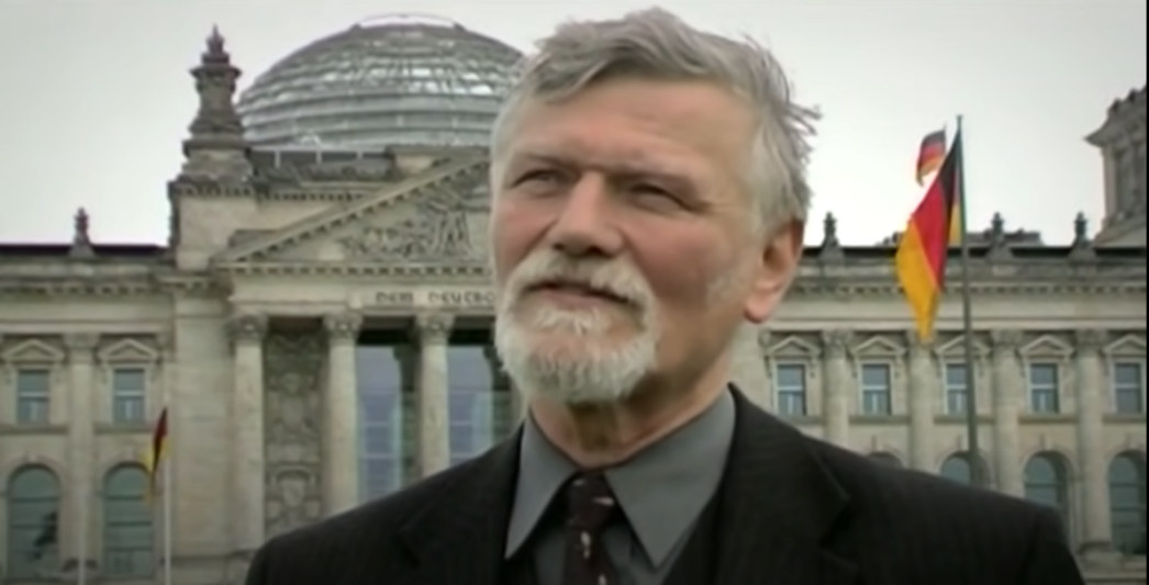 Wolfgang Ebel in einer Dokumentation aus dem Jahr 2003 vor dem Deutschen Bundestag. Ebel gilt als erster Reichsbürger, der zahlreiche andere Abspaltungen und Gruppierungen wie das Königreich Deutschland, die Gruppe Reuß und weitere inspiriert haben dürfte.