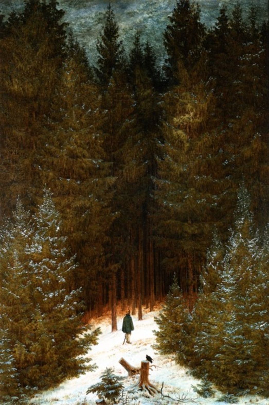 Ein einsamer Soldat steht verloren in einem verschneiten, dunklen Wald. Hohe Tannen umgeben ihn, ein Rabe fliegt über die Szene.