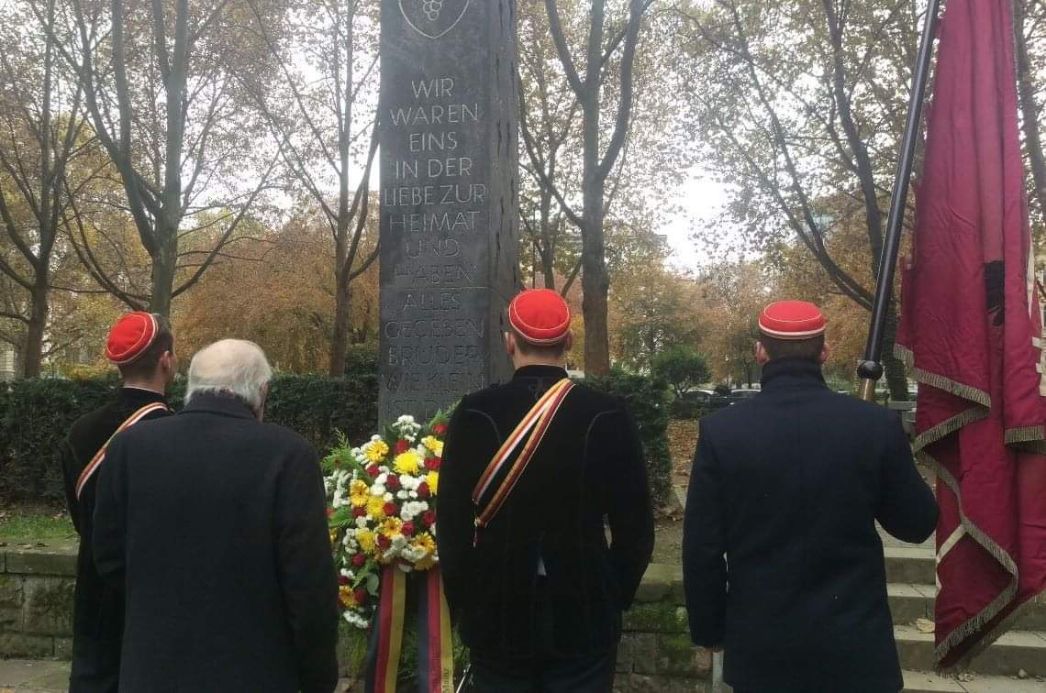 Die Germania Halle zu Mainz 2020 vor der Granitstele am 117er Ehrenhof.