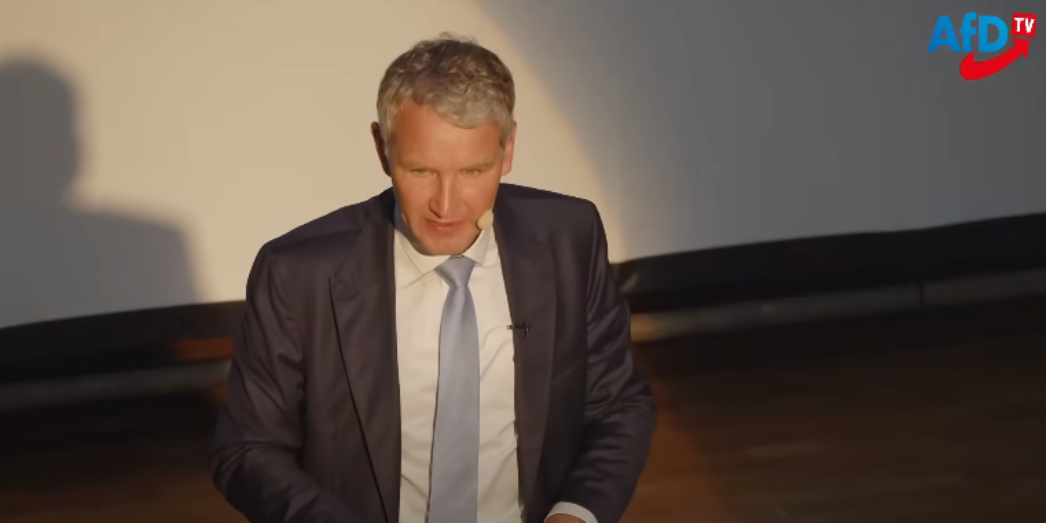 Björn Höcke im Spotlight bei seinem Wahlkampfauftritt am 20.07.2024 in der Stadthalle Arnstadt.