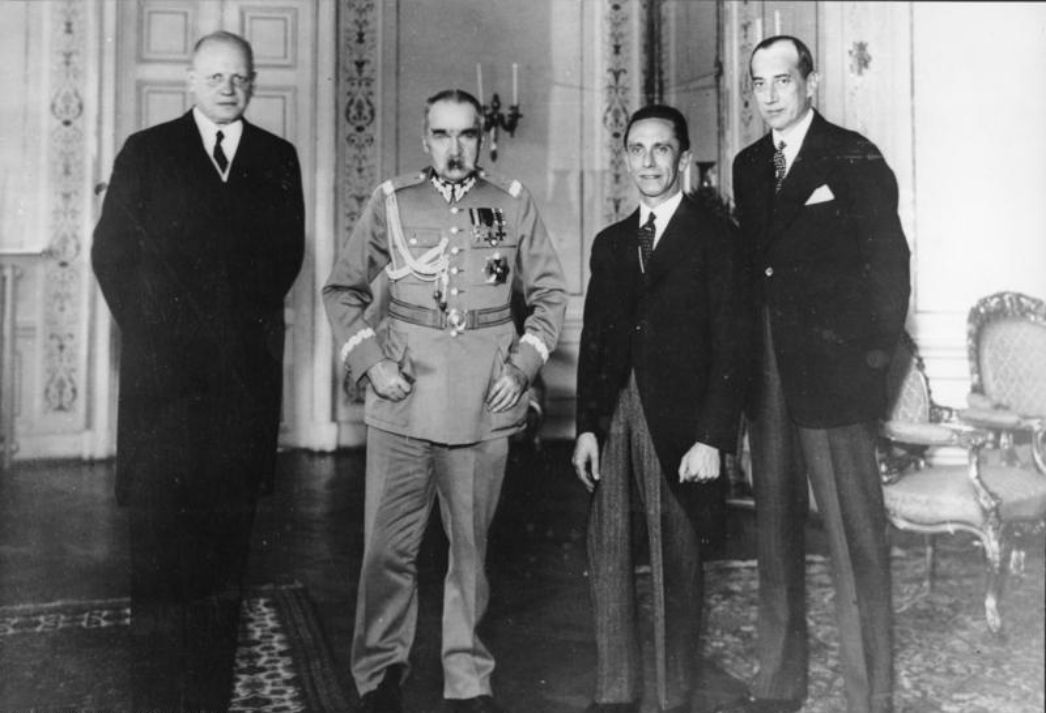 Hans-Adolf von Moltke (Deutscher Gesandter in Polen), Józef Piłsudski, Joseph Goebbels und Józef Beck (v.l.n.r.) im Juni 1934 bei einem Empfang. 