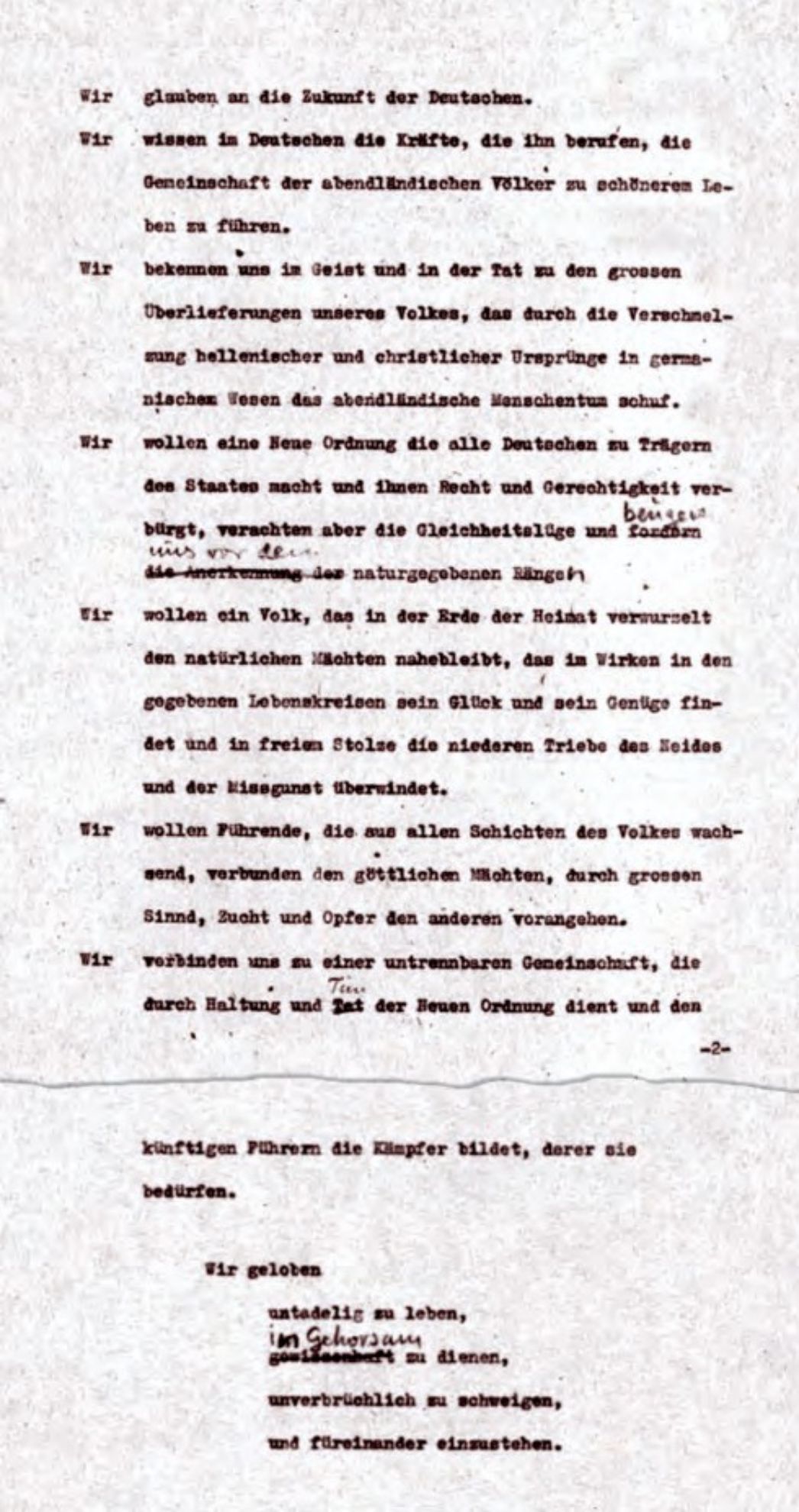 Zu sehen ist eine an der Maschine geschriebene Version des sogenannten "Schwurs" von Claus Schenk Graf von Stauffenberg mit handschriftlichen Notizen. 