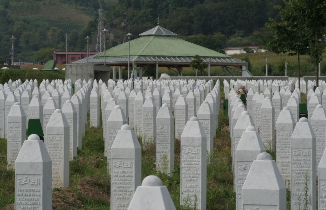 Grabsteine an der Völkermord-Gedenkstätte in Potočari in der Nähe von Srebrenica