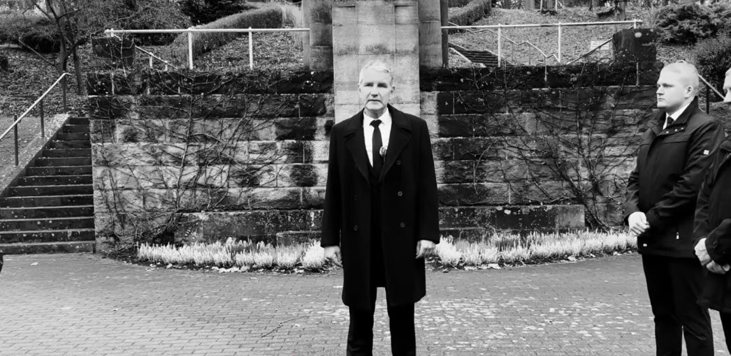 Björn Höcke zusammen mit MdB Christopher Drößler (rechts im Bild) am Volkstrauertag 2025 im Stadtpark in Heilbad Heiligenstadt.