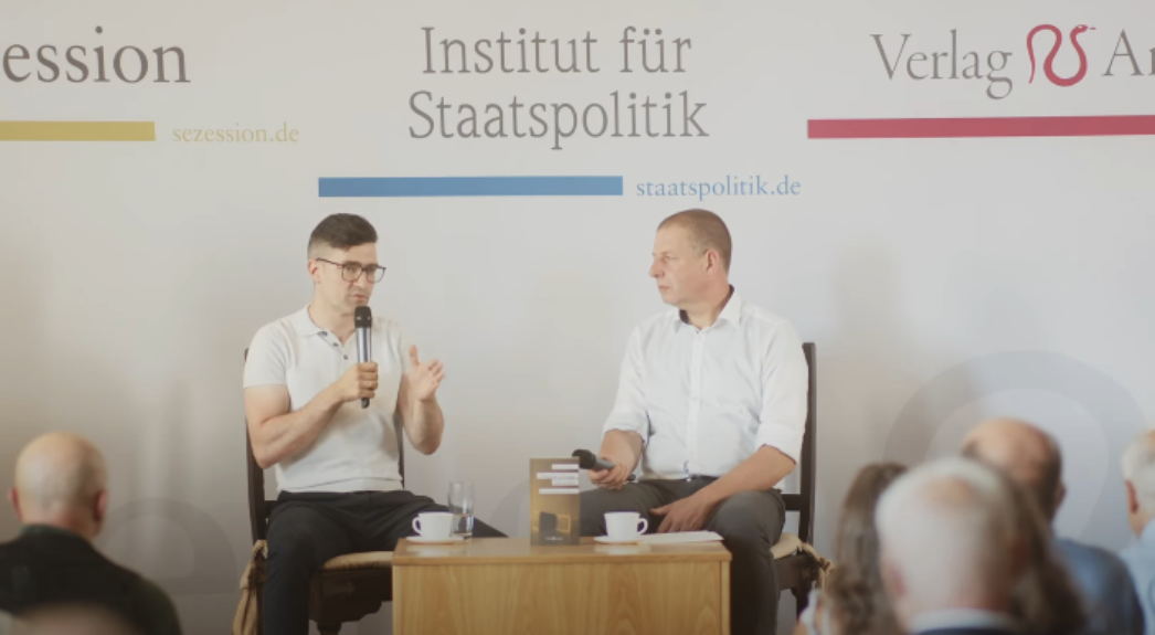 Martin Sellner (links) und Götz Kubitschek (rechts) bei der Präsentation des Buches "Regime Change von rechts" am 09.06.2023 in Schnellroda.