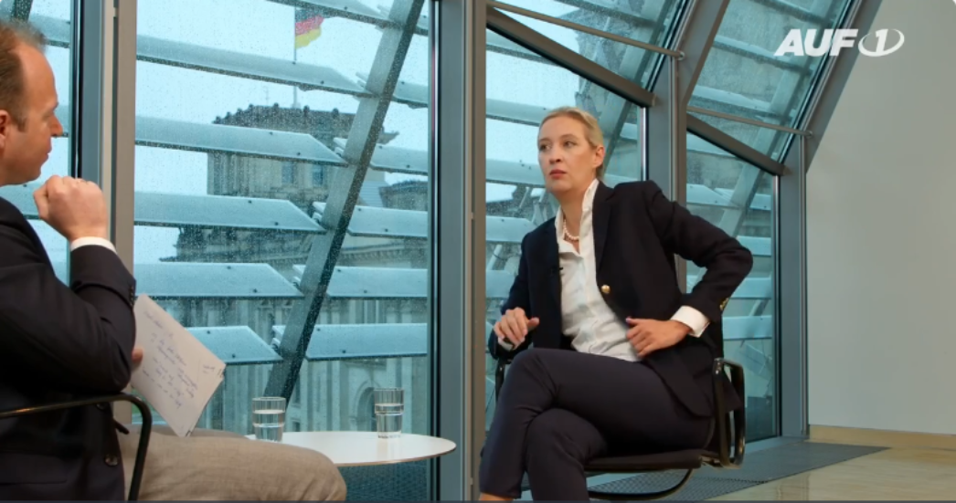 Alice Weidel war beim österreichischen Privatsender AUF1 zu Gast: Vor Ort verbreitete sie geschichtsrevisionistische Narrative und Verschwörungstheorien. 