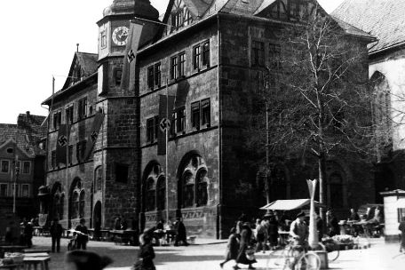 Nordhäuser Rathaus mit Hakenkreuzfahnen beflaggt