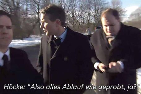 Björn Höcke und zwei Kollegen vor der Gedenkstätte Buchenwald