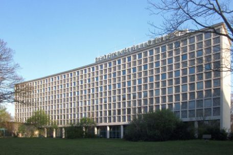 Die Amerika-Gedenk-Bibliothek am Blücherplatz 1 in Berlin-Kreuzberg. Das Gebäude wurde 1952-1957 nach Entwürfen der Architekten Fritz Bornemann, Willy Kreuer, Gerhard Jobst und Hartmut Wille errichtet. Es ist als Baudenkmal gelistet.