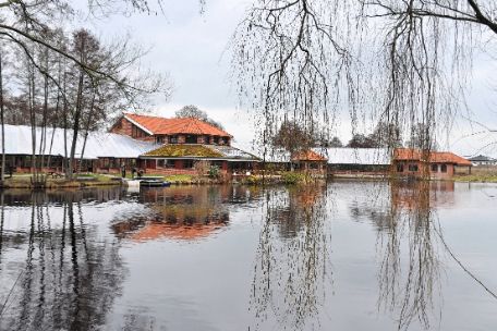 Blick auf das Haupthaus der Historisch-Ökologischen Bildungsstätte in Papenburg.