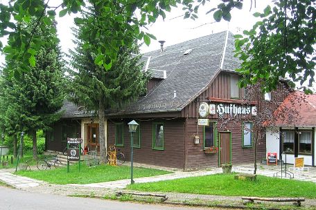 Das "Hufhaus" in Illfeld besteht aus einem Haupthaus und mehreren Nebengebäuden und Bungalows. Das Hotel samt Gaststätte wird seit 1991 von Jakob Lotter geführt und ist vor allem bei Wanderern beliebt. 