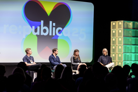 Session: Zwischen Mahnmal und Meme: Die NS-Vergangenheit im Social Media Zeitalter. Im Bild von links nach recht: Jakob Schergaut (Geschichte statt Mythen), Mirko Drotschmann (ZDF), Susanne Siegert (@keine.erinnerungskultur) und Victoria Reichelt. Die Session fand am 27.05.2025 zwischen 12:30 Uhr und 13:30 in Berlin statt. 